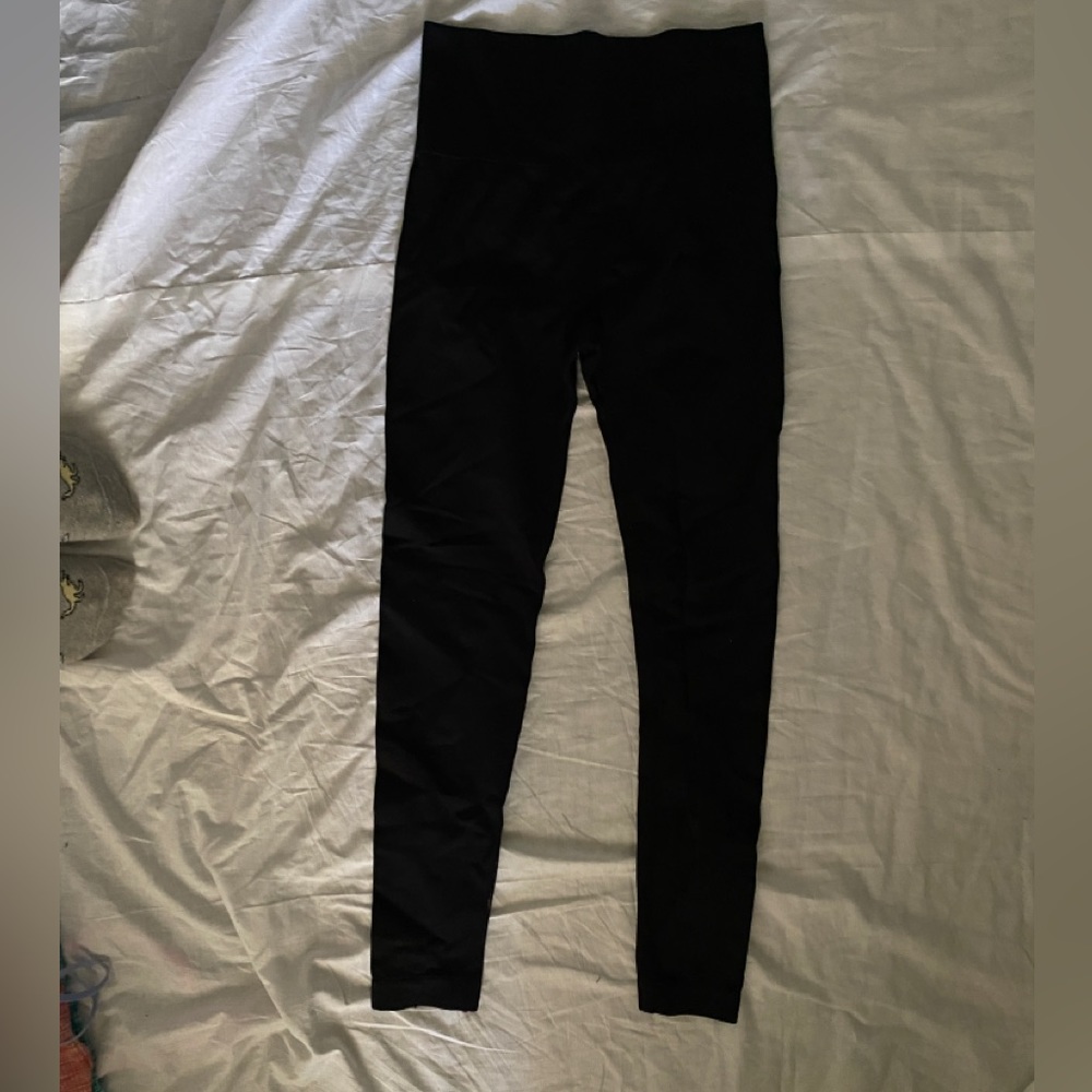 black scrunched leggings